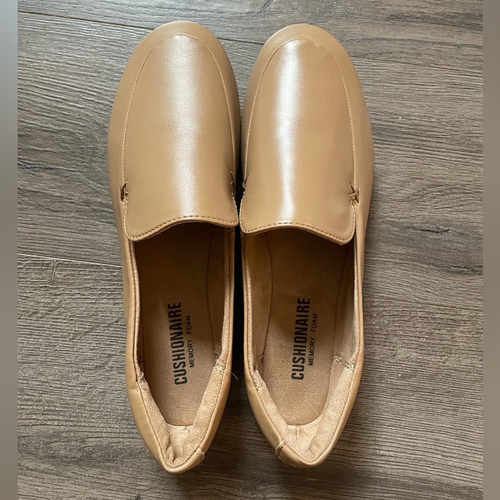 Cushionaire Women’s Tan Loafers Size 7